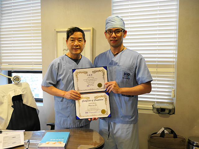 與韓國BIO整形外科診所曹仁昌院長進行眼整形技術交流
