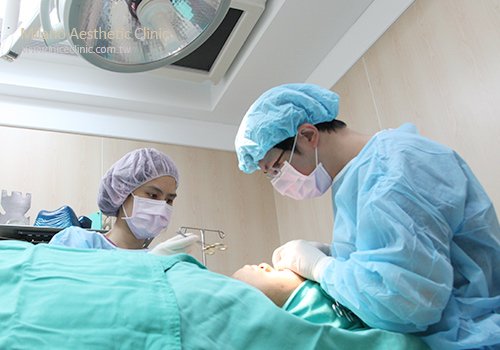 訂書針式縫雙眼皮手術是利用特殊手術器械