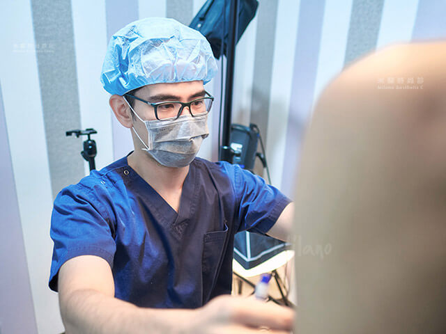 整形外科王彥博醫師評估了小胸女孩小雲的條件及需求 圖片