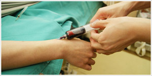 抽血檢查各項身體數據確保手術過程安全